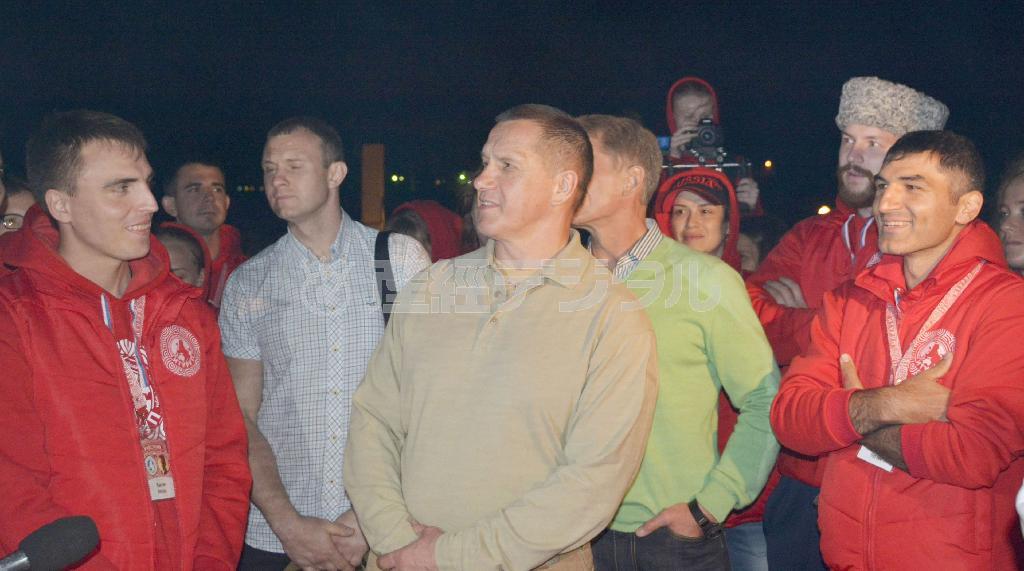 北方領土の択捉島で「全ロシア青年教育フォーラム」に出席し、参加者らに囲まれるロシアのユーリ・トルトネフ副首相（中央）＝２０１５年８月１３日（共同）