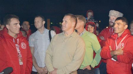 北方領土の択捉島で「全ロシア青年教育フォーラム」に出席し、参加者らに囲まれるロシアのユーリ・トルトネフ副首相（中央）＝２０１５年８月１３日（共同）