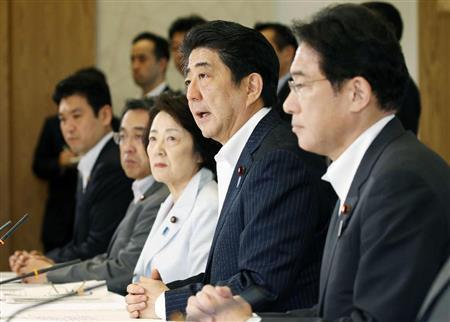 政府・与野党拉致問題対策機関連絡協議会であいさつする安倍晋三（しんぞう）首相（右から２人目）＝２０１５年７月３１日、首相官邸（共同）