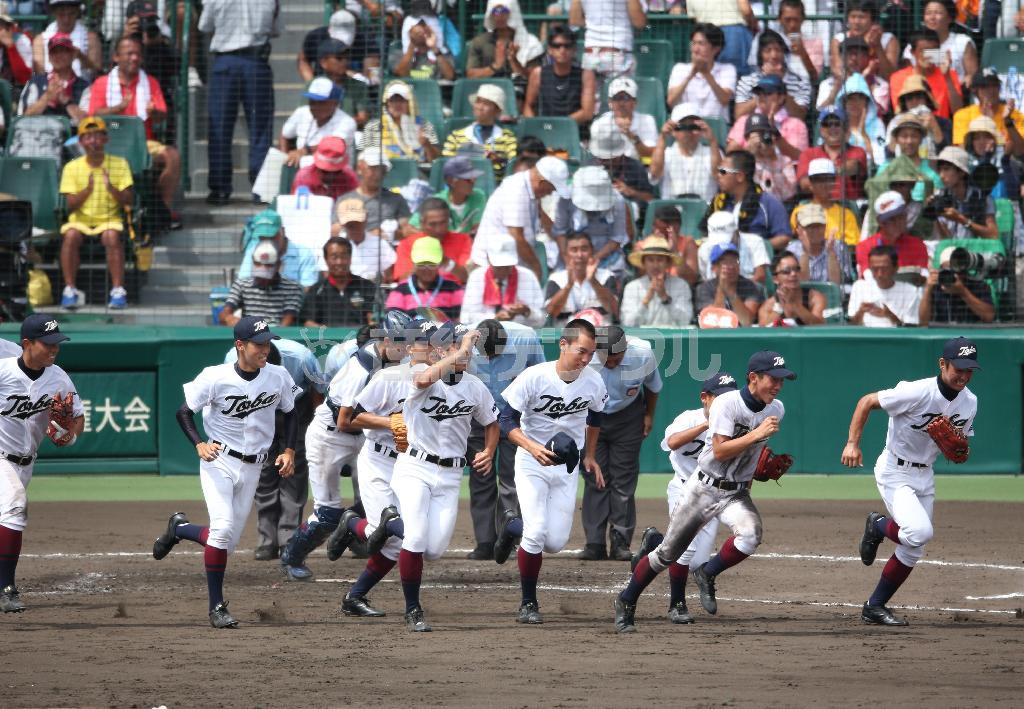 １６強入りを決め、アルプススタンドに向かう鳥羽ナイン＝２０１５年８月１４日、兵庫県西宮市の甲子園球場（福島範和撮影）