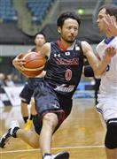 ドリブルで攻め込む田臥（たぶせ）勇太＝２０１５年８月１４日、千葉県千葉市中央区の千葉ポートアリーナ（共同）