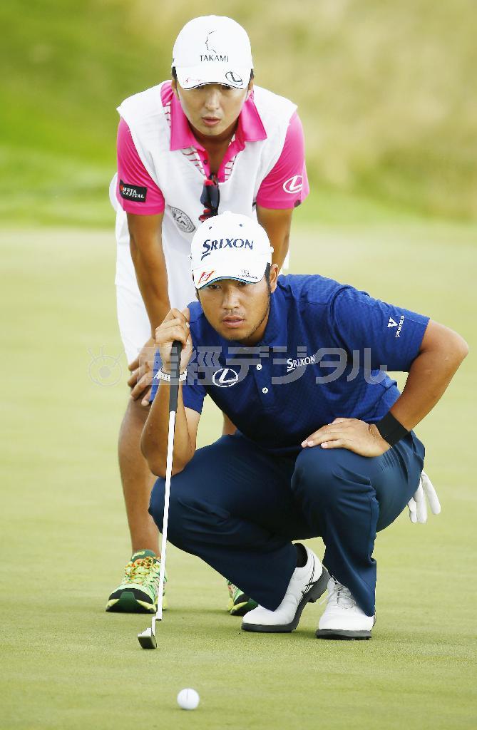 第１ラウンド、２アンダーで１５位につけた松山英樹（手前）＝２０１５年８月１３日、米ウィスコンシン州コーラーのウィスリングストレーツ・コース（ゲッティ＝共同）