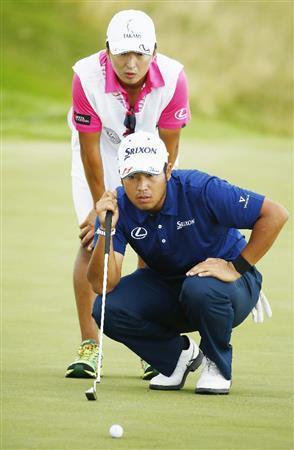 第１ラウンド、２アンダーで１５位につけた松山英樹（手前）＝２０１５年８月１３日、米ウィスコンシン州コーラーのウィスリングストレーツ・コース（ゲッティ＝共同）
