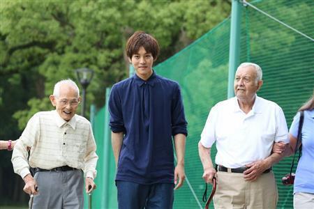左から元日本兵土田喜代一（つちだ・きよかず）さん、松坂桃李（とおり）、元米兵サルバトール・グリハルバさん（フジテレビ提供）