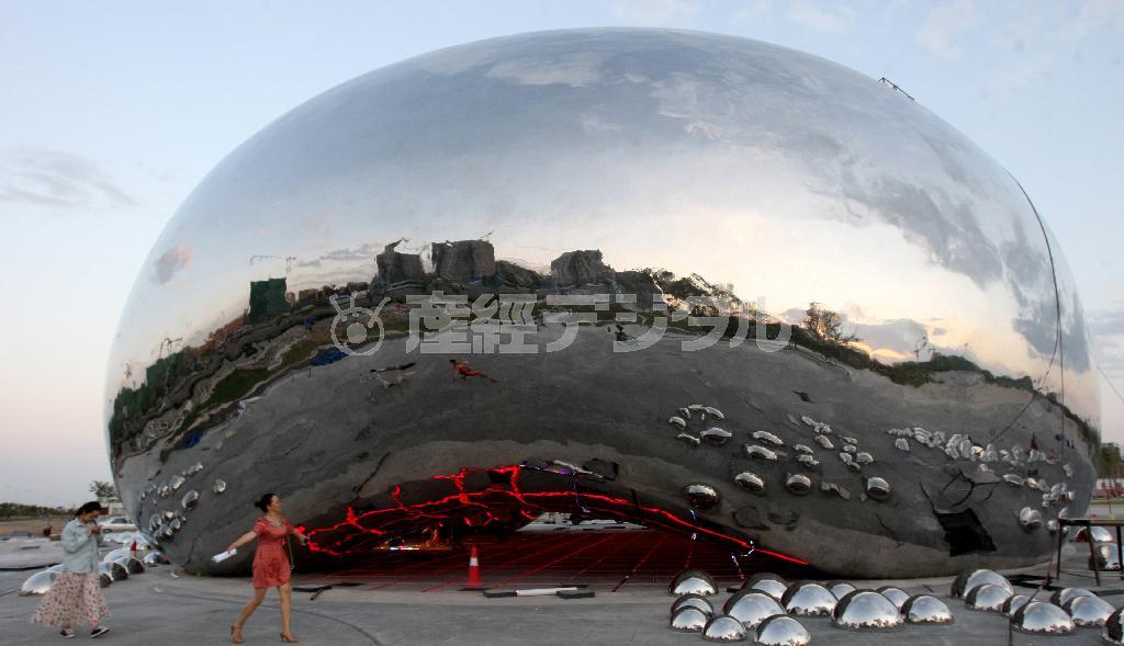 中国の新疆ウイグル自治区カラマイ市に設置された「巨大な石油の泡」をモチーフとするステンレス製のオブジェ＝２０１５年８月９日（ＡＰ）