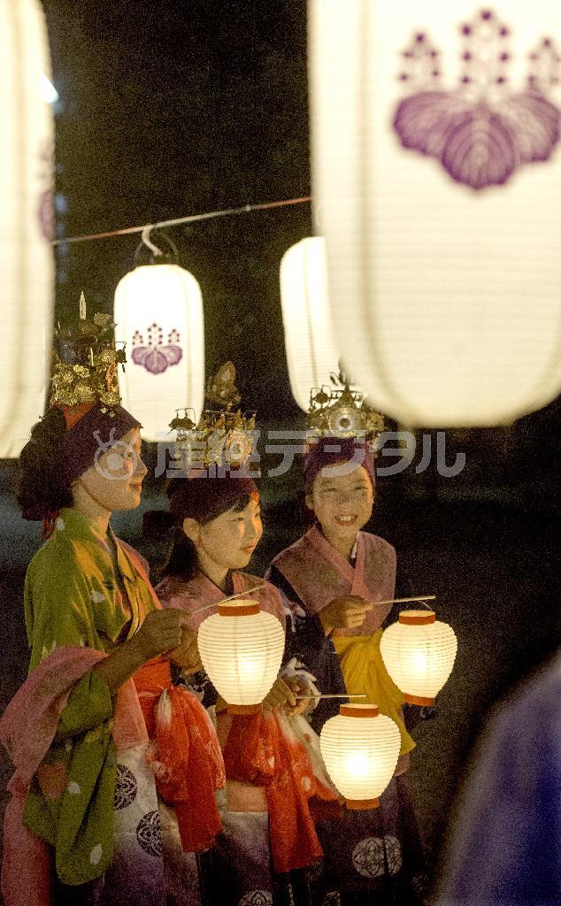 小さな提灯を手に海岸へと向かうお稚児（ちご）さんたち＝２０１５年７月２６日、神奈川県鎌倉市材木座の光明寺（渡辺照明撮影）