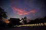 山門上空には夕焼け雲。一足先に訪れた地上の闇を提灯が照らす＝２０１５年７月２６日、神奈川県鎌倉市材木座の光明寺（渡辺照明撮影）