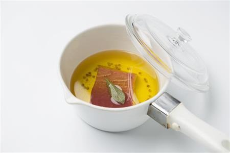 オイル煮は常温からゆっくり火を入れてしっとりした仕上がりに（松下二郎さん撮影）