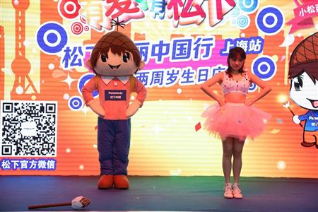 中国の独自キャラクター「小松」（左）