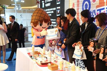 中国の独自キャラクター「小松」（中央）