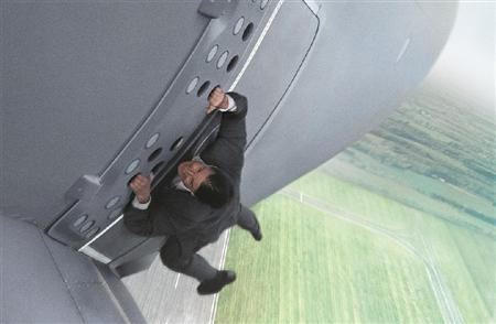 約１５００メートルの高さを時速４００キロで飛ぶ軍用機の扉にしがみついたままぶらさがる決死のアクションを披露するトム・クルーズ『ミッション：インポッシブル／ローグ・ネイション』８月７日（金）より全国公開中！(C)2015 Paramount Pictures.All Rights Reserved.