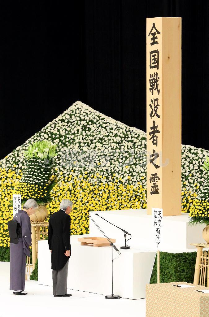 全国戦没者追悼式で黙祷される天皇、皇后両陛下＝２０１５年８月１５日、東京都千代田区北の丸公園の日本武道館（長尾みなみ撮影）