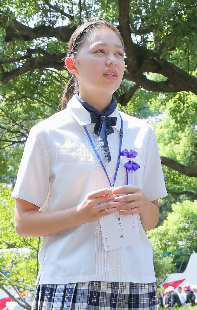 青少年代表として献花した増永佳路林（かろりん）さん＝２０１５年８月１５日、東京都千代田区の日本武道館（長尾みなみ撮影）