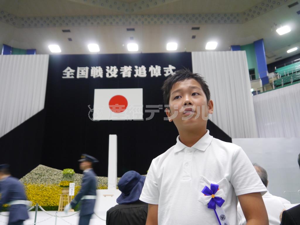 戦没者追悼式に参列した南颯翔（はやと）君＝２０１５年８月１５日、東京都千代田区の日本武道館（石野哲郎撮影）