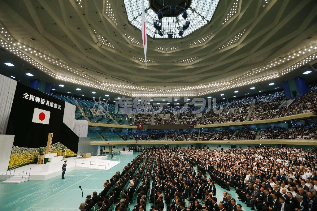 ８月１５日、日本武道館で開かれた全国戦没者追悼式。参列した遺族の高齢化がいっそう顕著になった＝２０１５年、東京都千代田区北の丸公園（共同）