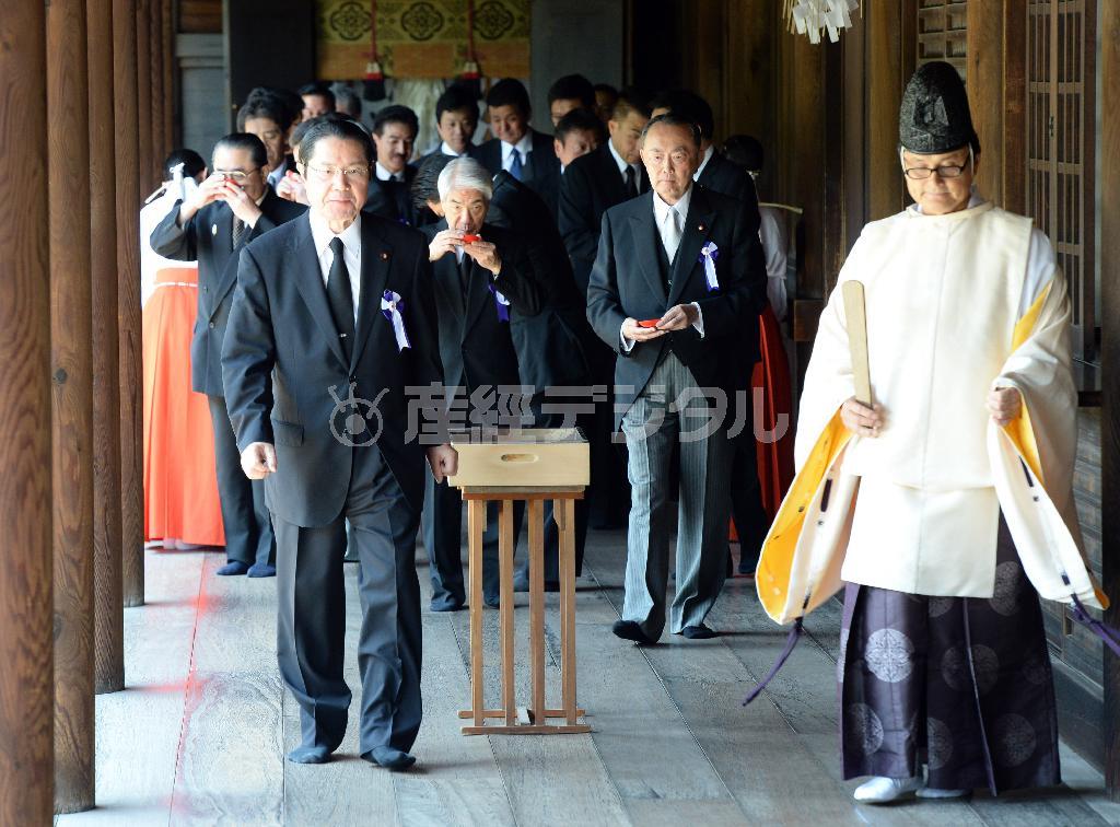靖国神社で参拝をした「みんなで靖国神社に参拝する国会議員の会」のメンバーら＝２０１５年８月１５日午前、東京都千代田区九段北（鴨川一也撮影）