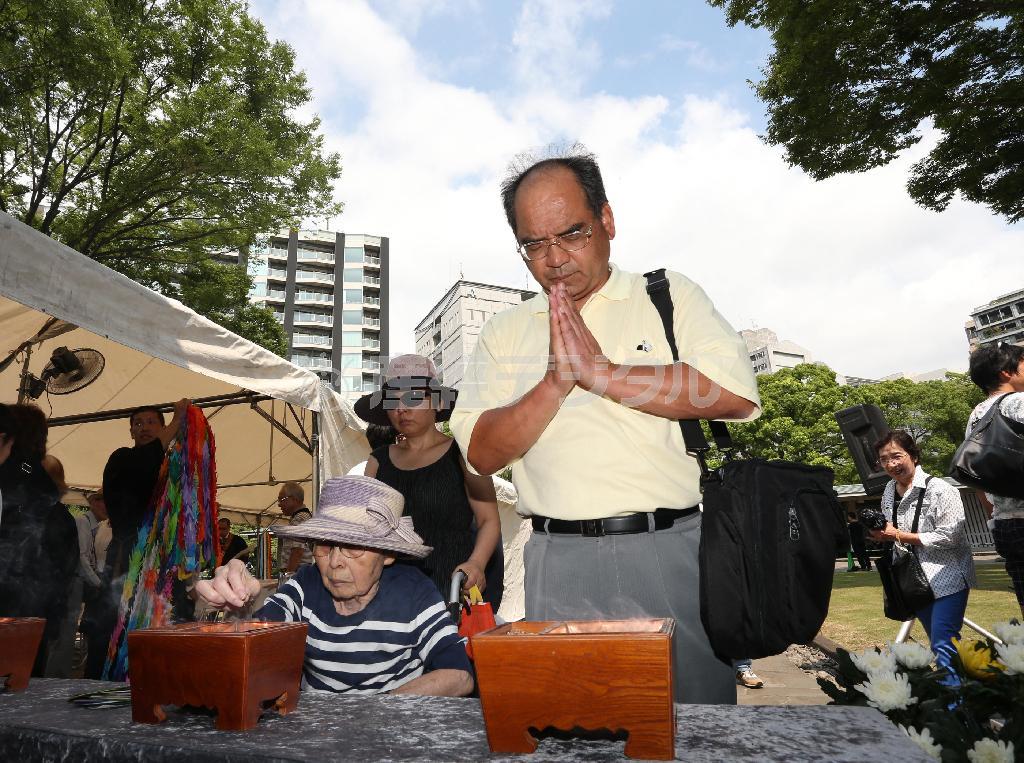 千鳥ケ淵戦没者墓苑で犠牲者の冥福を祈る参拝者＝２０１５年８月１５日午前、東京都千代田区三番町（野村成次撮影）