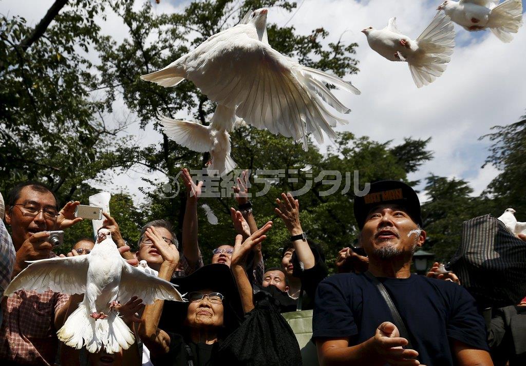 靖国神社では、平和を願って白い鳩が放たれた＝２０１５年８月１５日午前、東京都千代田区九段北（ロイター）