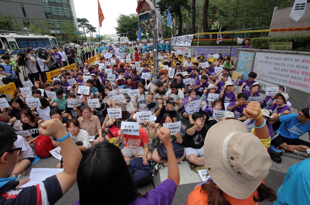 韓国・首都ソウルの日本大使館前に集まり抗議集会を開く若者ら＝２０１５年８月１５日（早坂洋祐撮影）