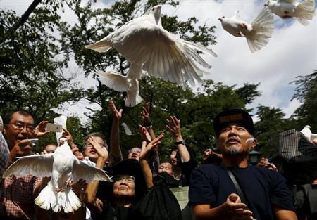 靖国神社では、平和を願って白い鳩が放たれた＝２０１５年８月１５日午前、東京都千代田区九段北（ロイター）