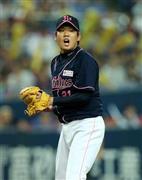 九回、最後の打者を投ゴロに斬ったオリックス先発・西勇輝＝２０１５年８月１５日、大阪市西区の京セラドーム大阪（中島信生撮影）