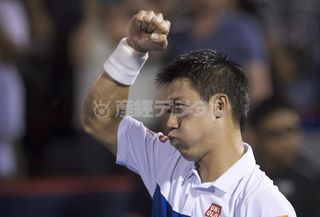 ラファエル・ナダルを倒しガッツポーズする錦織圭（にしこり・けい）＝２０１５年８月１４日、カナダ・ケベック州モントリオール（ＡＰ）