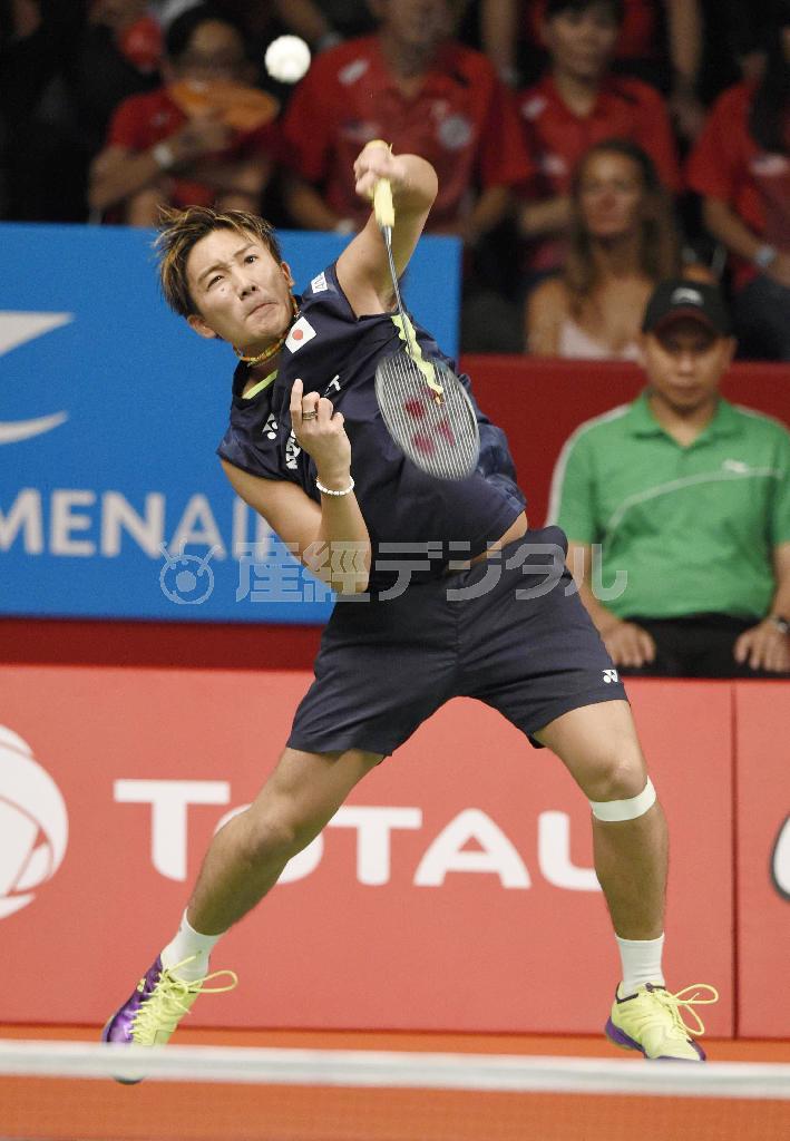 中国の●（＝ごんべんに甚）龍と対戦する桃田賢斗＝２０１５年８月１５日、インドネシア・首都ジャカルタ（共同）