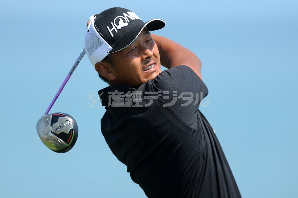 １６番でティーショットを放つ岩田寛。メジャー最少タイのスコアをマークした＝２０１５年８月１４日、米ウィスコンシン州コーラー（ＵＳＡ＿ＴＯＤＡＹ）