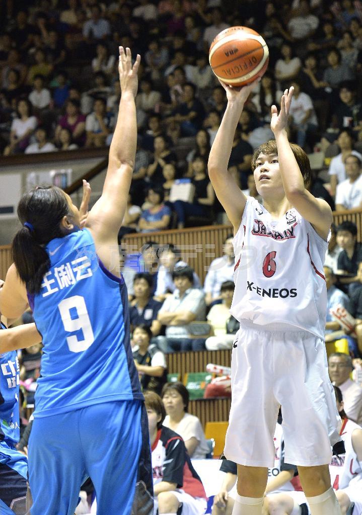 第３クオーター、シュートを決める間宮佑圭（ゆか、６）＝２０１５年８月１５日、東京都渋谷区の代々木第二体育館（共同）