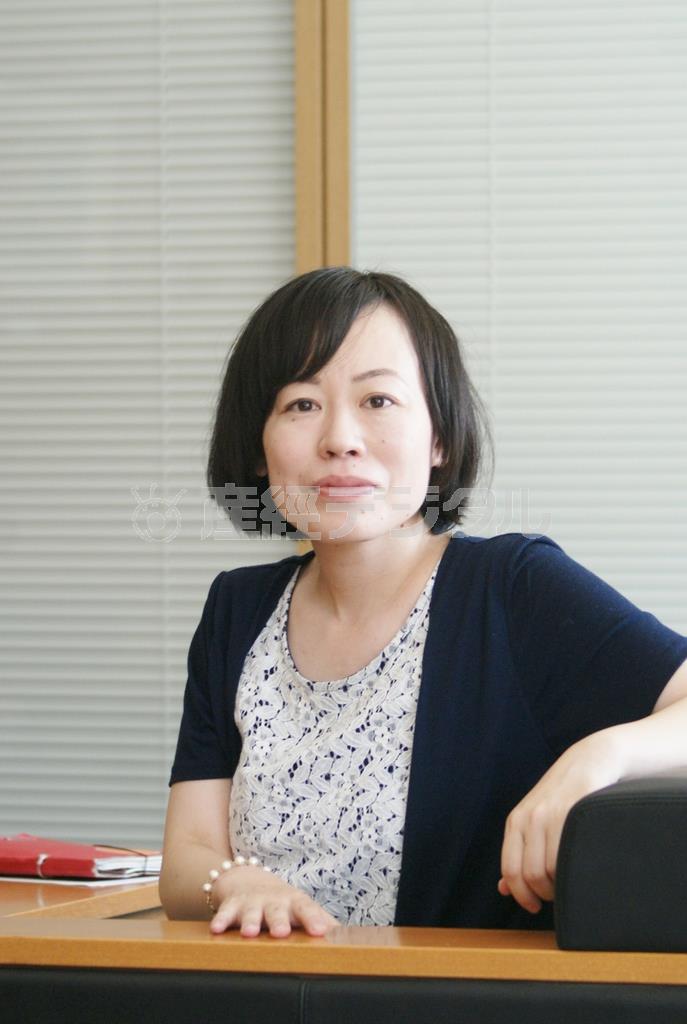 温かい読後感で、幅広い世代から支持を集める本作。「いい人ばっかり書いたわけではないけれど、人間のよい面に光をあてた」と話す寺地はるなさん＝２０１５年７月１０日（塩塚夢撮影）