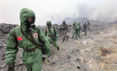 １５日、中国天津の大規模爆発事故現場周辺で救援作業を行う人民解放軍兵士（新華社＝共同）