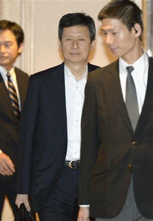 ロッテホールディングスの株主総会に向かう重光宏之氏（中央）＝１７日午前、東京都内のホテル