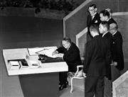 サンフランシスコ講和条約に署名する吉田茂首相。「連合国願望」が強い韓国は、署名国の資格があると米国に訴えたが、拒絶され、オブザーバー参加も認められなかった＝１９５１年９月８日（共同）