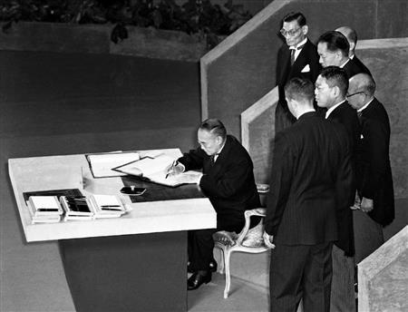 サンフランシスコ講和条約に署名する吉田茂首相。「連合国願望」が強い韓国は、署名国の資格があると米国に訴えたが、拒絶され、オブザーバー参加も認められなかった＝１９５１年９月８日（共同）