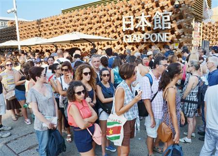 イタリア・ミラノ万博の「日本館」で、入館を待つ長い行列＝２０１５年８月１１日、イタリア・ロンバルディア州ミラノ（共同）