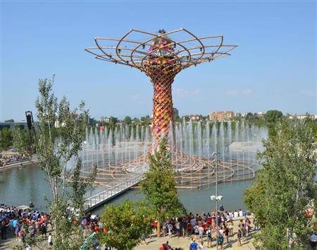 イタリア・ミラノ万博のシンボル「生命の樹」で行われた水と音のショー＝２０１５年８月１１日、イタリア・ロンバルディア州ミラノ（共同）