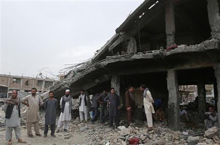 破壊された首都カブール市内の建物。８月に入ってタリバンによる自爆テロが相次いでいる＝２０１５年８月１３日、アフガニスタン（ＡＰ）