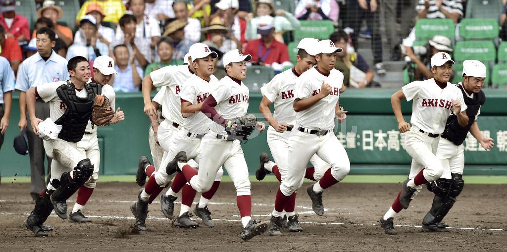 ベスト８進出を決め、応援席に向かって駆けだす秋田商ナイン＝２０１５年８月１６日、兵庫県西宮市の甲子園球場（共同）