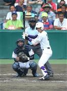 七回、打席に立つ関東一・鈴木大智（だいち）捕手（右）＝２０１５年８月１６日、兵庫県西宮市・甲子園球場（彦野公太朗撮影）