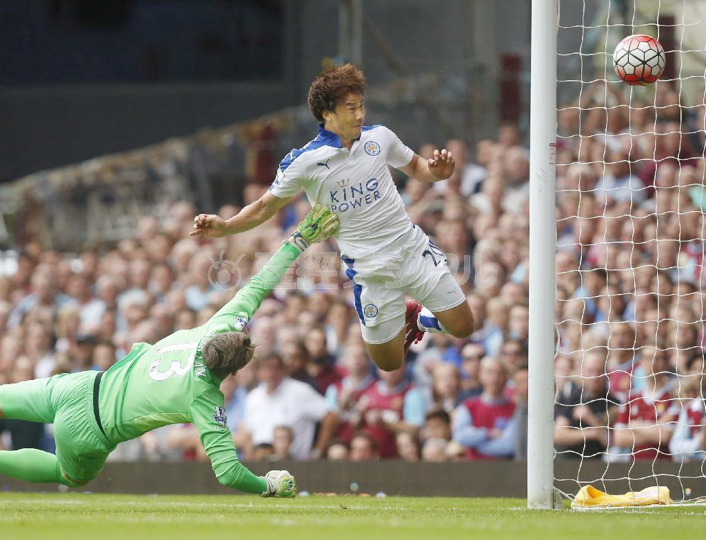 ウェストハム戦の前半、プレミアリーグでの初得点となるゴールを決めるレスターの岡崎慎司（右）＝２０１５年８月１５日、英国・首都ロンドン（共同）