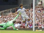 ウェストハム戦の前半、プレミアリーグでの初得点となるゴールを決めるレスターの岡崎慎司（右）＝２０１５年８月１５日、英国・首都ロンドン（共同）