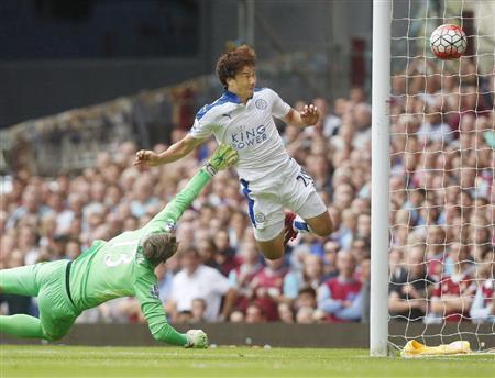 ウェストハム戦の前半、プレミアリーグでの初得点となるゴールを決めるレスターの岡崎慎司（右）＝２０１５年８月１５日、英国・首都ロンドン（共同）