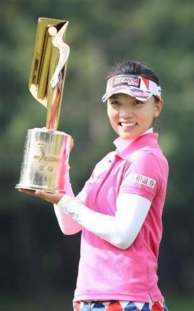 通算１４アンダーで優勝したテレサ・ルー＝２０１５年８月１６日、長野県北佐久郡軽井沢町の軽井沢７２ゴルフ（共同）