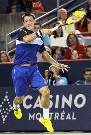 男子シングルス準決勝で、リターンする錦織圭（にしこり・けい）＝２０１５年８月１５日、カナダ・ケベック州モントリオール（共同）