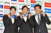 世界選手権で獲得した金メダルを見せる（左から）星奈津美、渡部香生子（わたなべ・かなこ）、瀬戸大也（だいや）の３選手＝２０１５年８月１１日、東京都北区・味の素ナショナルトレーニングセンター（納冨康撮影）