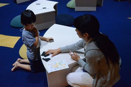 白黒のカードを使って遊ぶ浦川通の「バイナリーカードゲーム」＝２０１５年８月５日、東京都新宿区（原圭介撮影）