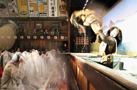 歌舞伎「鯉つかみ」で片岡愛之助が水を振りまく（松竹提供）