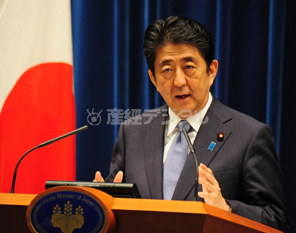 ７０年談話を発表し、記者会見する安倍晋三（しんぞう）首相。談話を「評価する」との回答は過半数を超えた＝２０１５年８月１４日午後、首相官邸（斎藤良雄撮影）