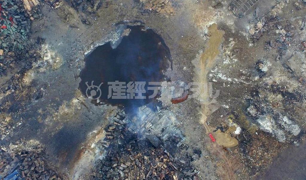 天津市の大規模爆発で、事故現場にできた巨大な穴＝２０１５年８月１５日、中国（共同）