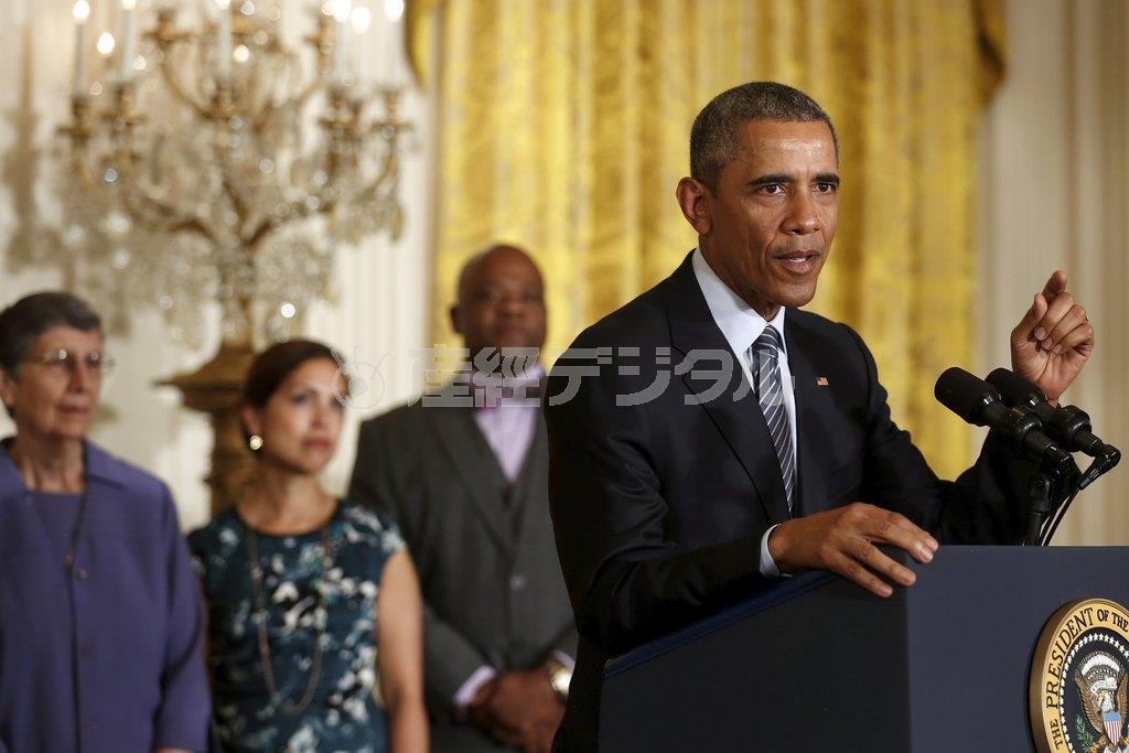 ホワイトハウスで、火力発電所の二酸化炭素排出規制について演説するバラク・オバマ米大統領（右）＝２０１５年８月３日、米国・首都ワシントン（ロイター）